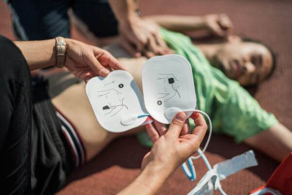 Electrodes de défibrillation adultes pré-connectées avec étiquette RFID – Image 2